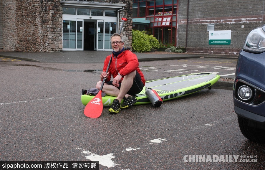 生活真是愜意！英國一男子每天劃船上班
