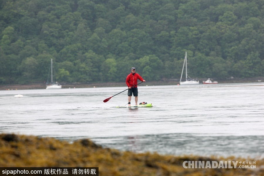 生活真是愜意！英國一男子每天劃船上班