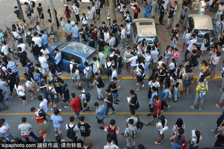 山東聊城：2017全國大學(xué)英語四六級開考 場面火爆堪比“春運”現(xiàn)場