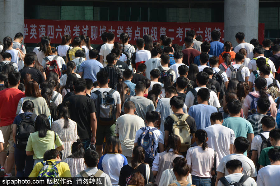 山東聊城：2017全國大學(xué)英語四六級(jí)開考 場(chǎng)面火爆堪比“春運(yùn)”現(xiàn)場(chǎng)