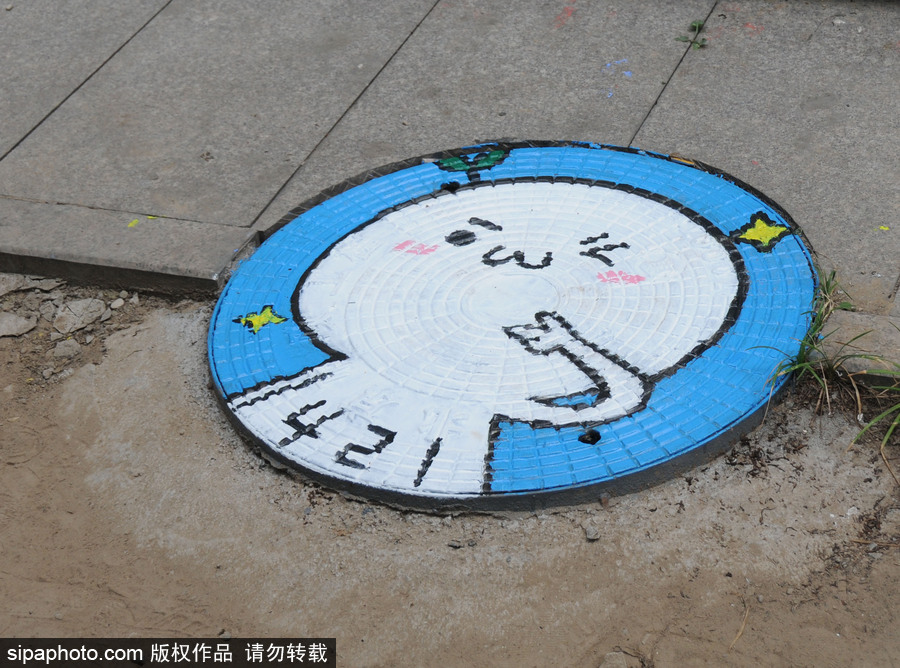 北京：又是一年畢業(yè)季 畢業(yè)生動漫井蓋彩繪告別校園