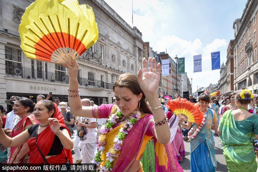 英國(guó)倫敦慶祝倫敦壇車節(jié) 民眾一路載歌載舞