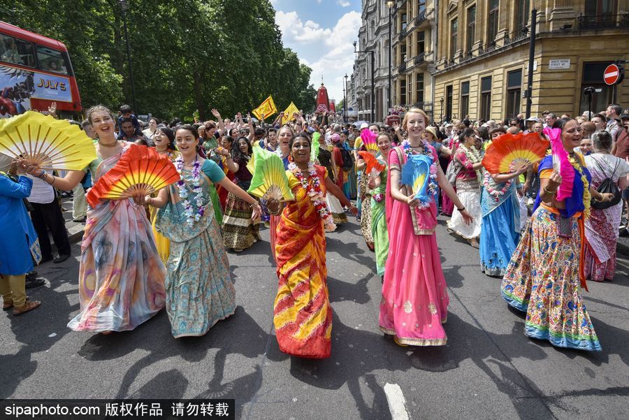 英國倫敦慶祝倫敦壇車節(jié) 民眾一路載歌載舞