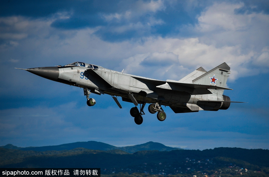 沖上云霄 俄羅斯戰(zhàn)機(jī)航空?qǐng)F(tuán)訓(xùn)練大片既視感