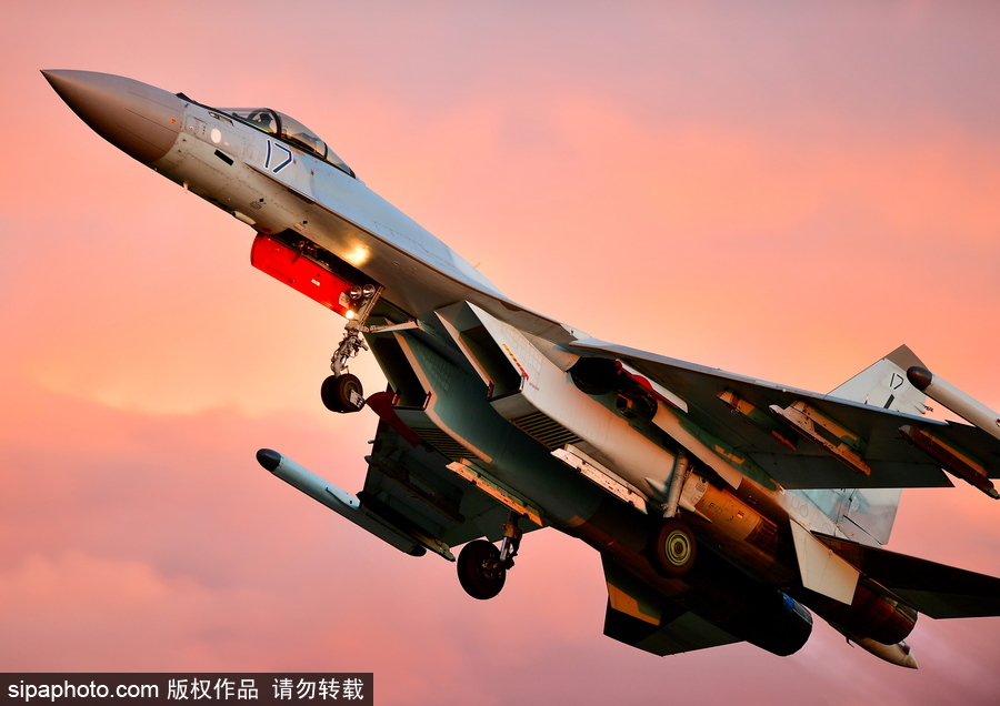 沖上云霄 俄羅斯戰(zhàn)機(jī)航空?qǐng)F(tuán)訓(xùn)練大片既視感