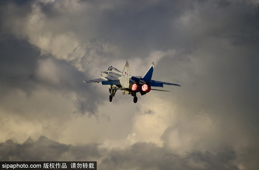 沖上云霄 俄羅斯戰(zhàn)機(jī)航空團(tuán)訓(xùn)練大片既視感