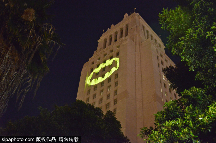 洛杉磯市政廳大樓亮蝙蝠俠信號燈 悼念“蝙蝠俠”飾演者亞當(dāng)·韋斯特
