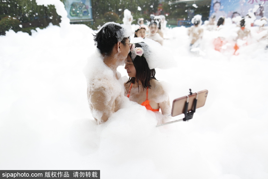 畢業(yè)就結(jié)婚！杭州情侶畢業(yè)生舉行泡沫集體婚禮