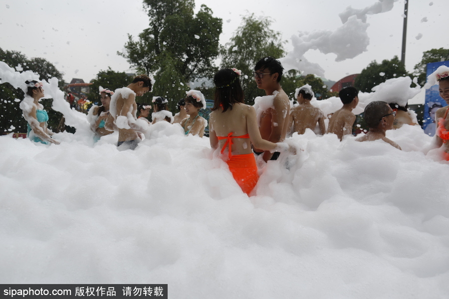畢業(yè)就結(jié)婚！杭州情侶畢業(yè)生舉行泡沫集體婚禮