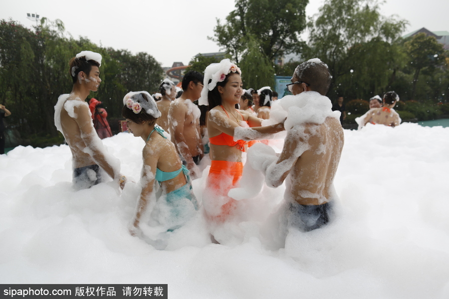 畢業(yè)就結(jié)婚！杭州情侶畢業(yè)生舉行泡沫集體婚禮