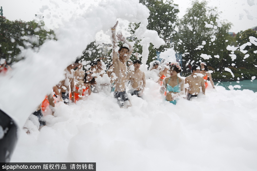 畢業(yè)就結(jié)婚！杭州情侶畢業(yè)生舉行泡沫集體婚禮