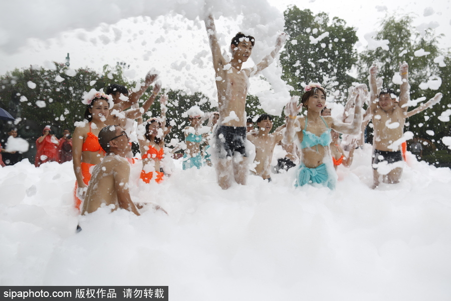 畢業(yè)就結(jié)婚！杭州情侶畢業(yè)生舉行泡沫集體婚禮