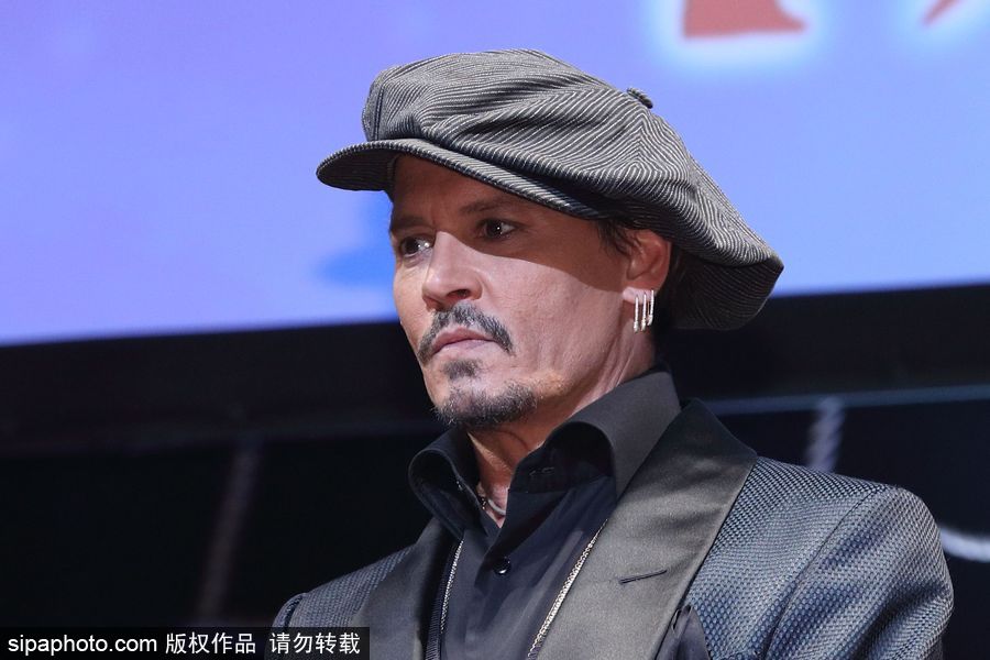 德普日本宣傳《加勒比5》佩戴別針耳環(huán)放浪不羈