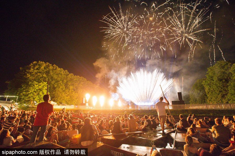 劍橋大學(xué)五月舞會煙火盛宴 璀璨奪目點亮夜空