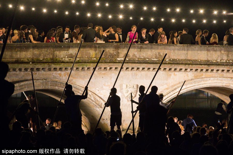 劍橋大學(xué)五月舞會煙火盛宴 璀璨奪目點亮夜空