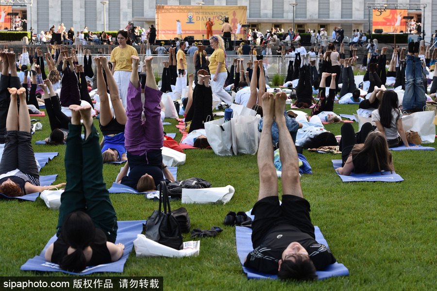 聯(lián)合國(guó)總部慶祝“國(guó)際瑜伽日” 聚集千名愛好者參加瑜伽課程