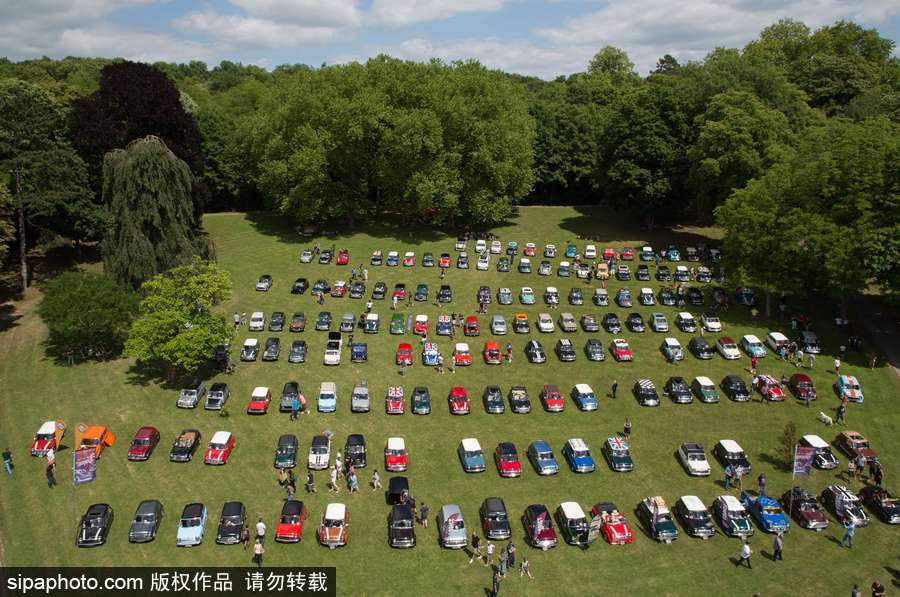 不老的經(jīng)典 法國(guó)舉行迷你車(chē)集會(huì)充滿(mǎn)懷舊復(fù)古氣息
