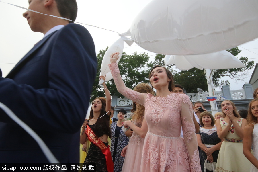 俄羅斯舉行高校畢業(yè)舞會(huì) 學(xué)生盛裝出席不輸模特