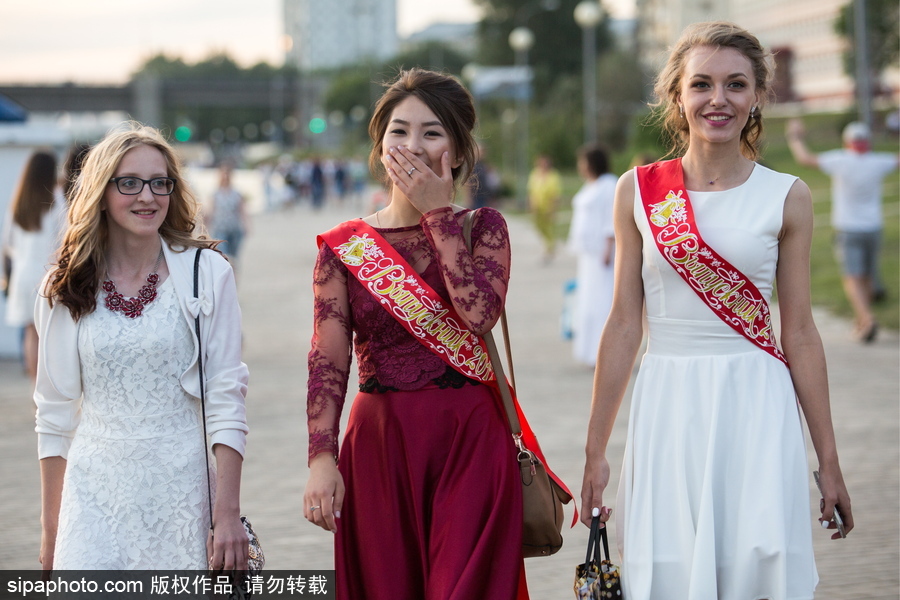 俄羅斯舉行高校畢業(yè)舞會 學(xué)生盛裝出席不輸模特