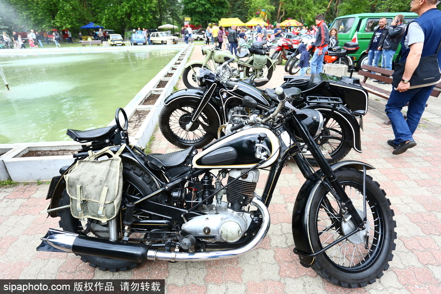 波蘭舉行復(fù)古車展 細(xì)數(shù)經(jīng)典老爺車停留的歲月
