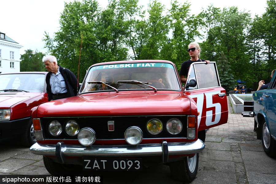 波蘭舉行復(fù)古車展 細(xì)數(shù)經(jīng)典老爺車停留的歲月
