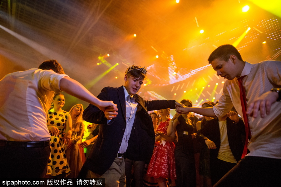 狂歡亦是最好的告別 實拍俄羅斯莫斯科畢業(yè)舞會盛況