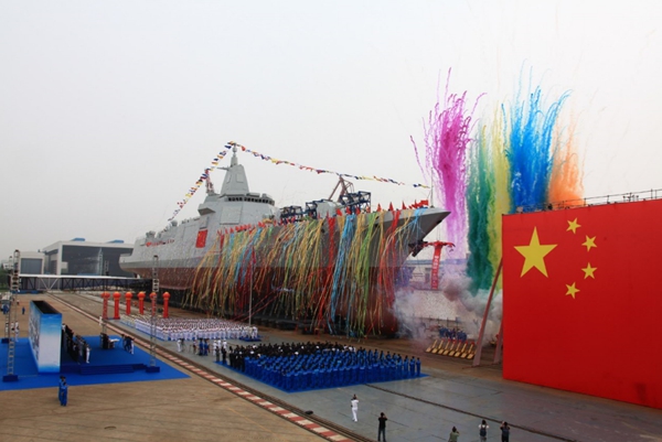 我國新型萬噸級驅(qū)逐艦首艦下水 張又俠出席下水儀式并致辭