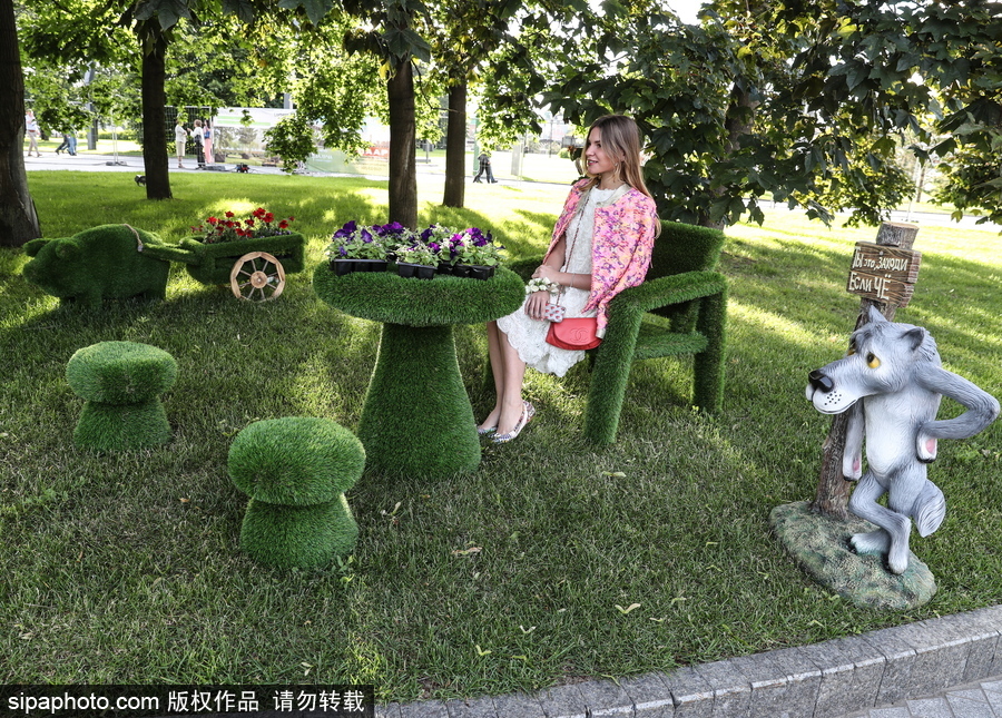 莫斯科舉辦國際花展節(jié) 精美花雕引民眾駐足