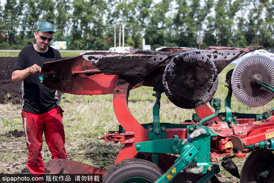 俄羅斯舉行耕地大賽 大馬力巨型拖拉機(jī)亮相令人驚嘆