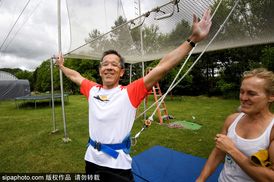 想成為空中飛人嗎？美國(guó)圣克羅伊島開(kāi)設(shè)高空秋千訓(xùn)練營(yíng)