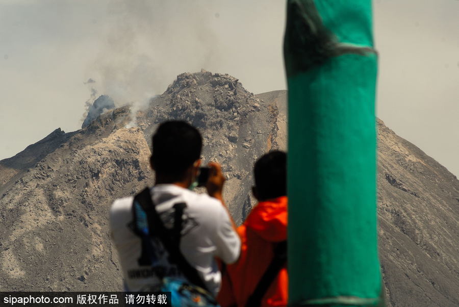 心態(tài)好！錫納朋火山熔巖量持續(xù)增加 居民淡然生活
