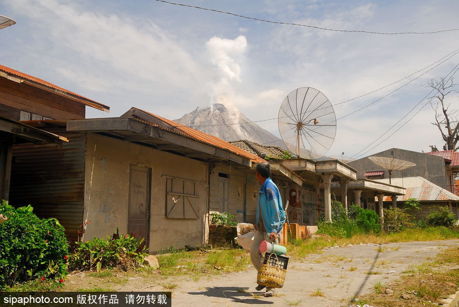 心態(tài)好！錫納朋火山熔巖量持續(xù)增加 居民淡然生活