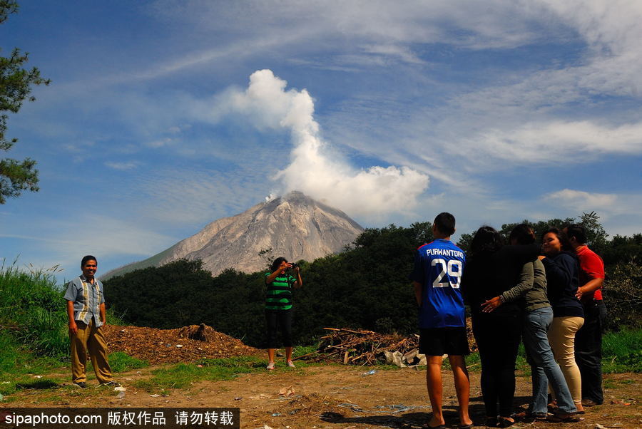 心態(tài)好！錫納朋火山熔巖量持續(xù)增加 居民淡然生活