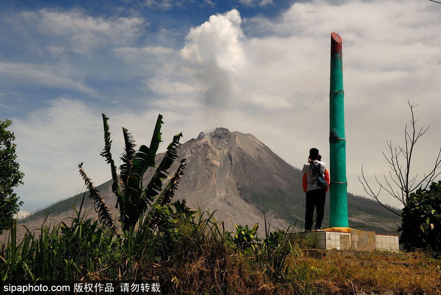 心態(tài)好！錫納朋火山熔巖量持續(xù)增加 居民淡然生活