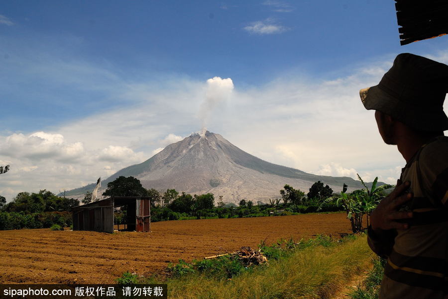 心態(tài)好！錫納朋火山熔巖量持續(xù)增加 居民淡然生活