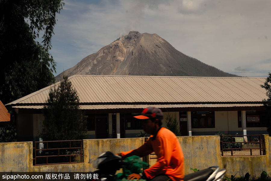 心態(tài)好！錫納朋火山熔巖量持續(xù)增加 居民淡然生活