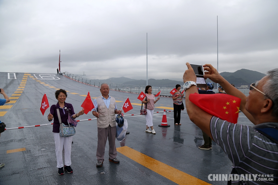遼寧艦航母編隊舉行開放活動 千余名香港市民冒雨參觀