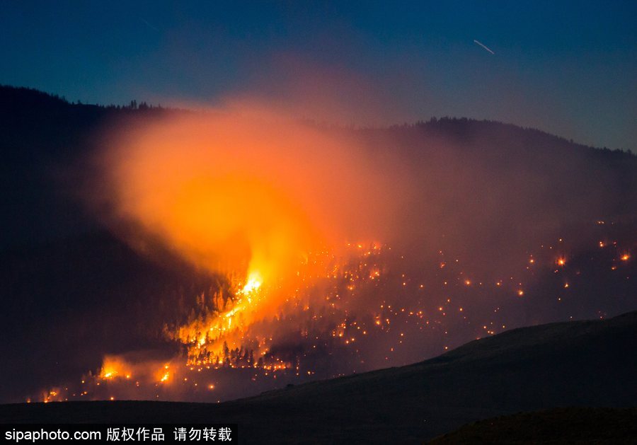 加拿大卑詩(shī)省山火蔓延 近7000人被疏散全省進(jìn)入緊急狀態(tài)