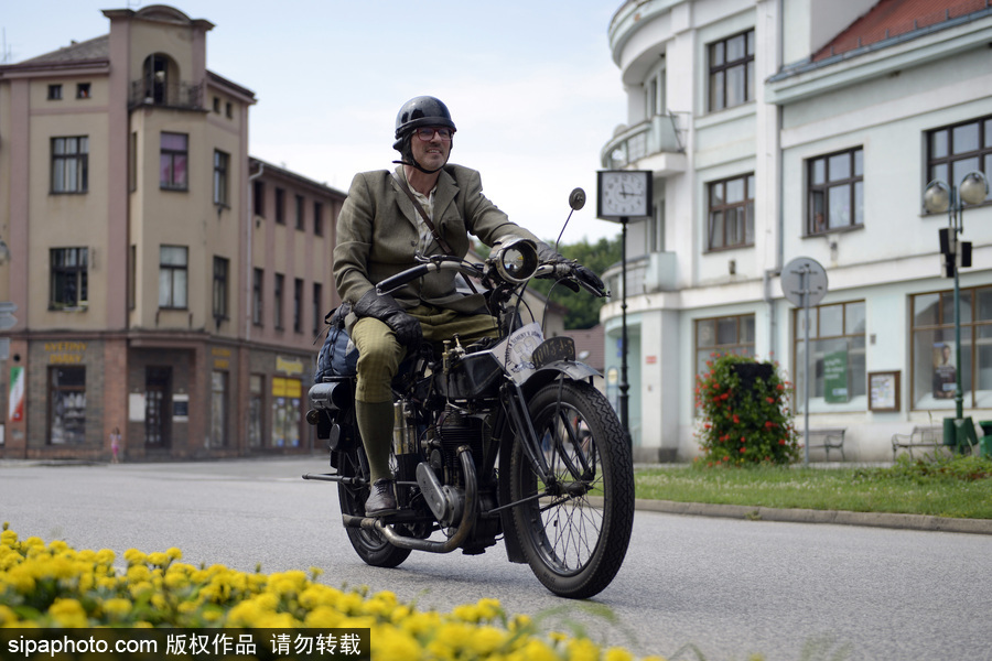 捷克舉行古董車游行 民眾身著復(fù)古服裝穿行街道