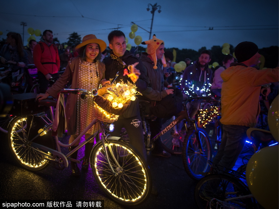 似螢火蟲(chóng)“星火點(diǎn)點(diǎn)” 莫斯科夜間騎行活動(dòng)點(diǎn)亮城市夜色