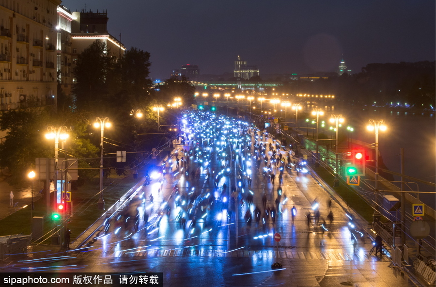 似螢火蟲“星火點點” 莫斯科夜間騎行活動點亮城市夜色