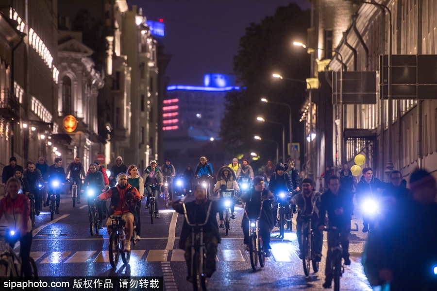 似螢火蟲“星火點點” 莫斯科夜間騎行活動點亮城市夜色