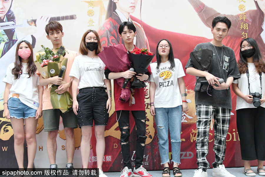 《刺客列傳》寫真書上海簽售 查杰、薛翔勻、劉彤現(xiàn)身與粉絲親密互動(dòng)