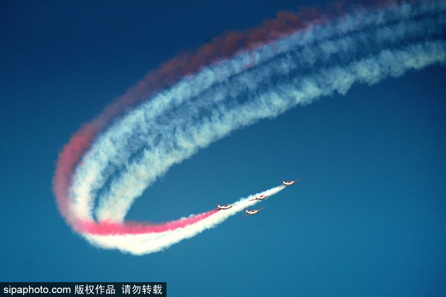 直擊捷克空軍飛行隊精彩飛行表演 整齊劃一翱翔藍天場面壯觀