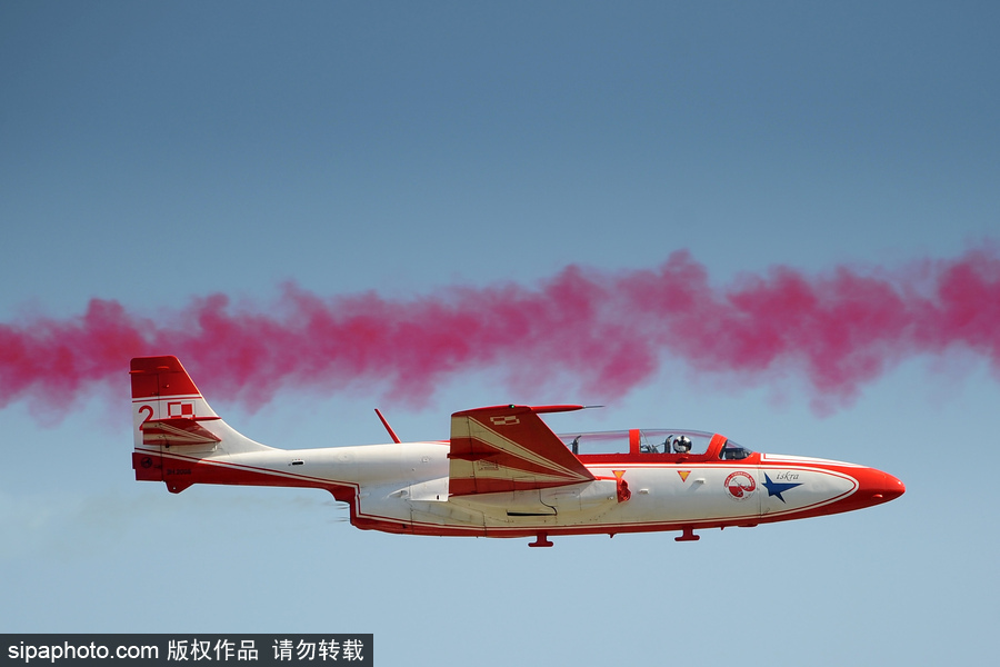 直擊捷克空軍飛行隊(duì)精彩飛行表演 整齊劃一翱翔藍(lán)天場(chǎng)面壯觀