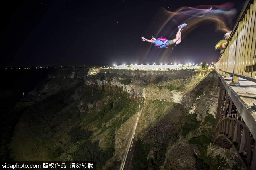 大神請(qǐng)收下我的膝蓋！美國(guó)跳傘高手24小時(shí)內(nèi)瘋狂跳傘63次創(chuàng)造世界紀(jì)錄