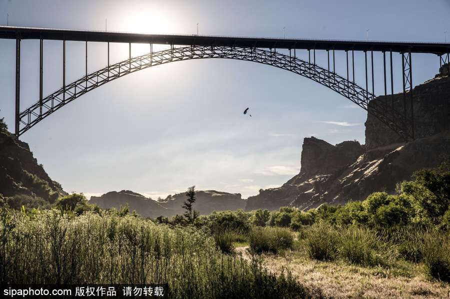 大神請收下我的膝蓋！美國跳傘高手24小時內(nèi)瘋狂跳傘63次創(chuàng)造世界紀錄