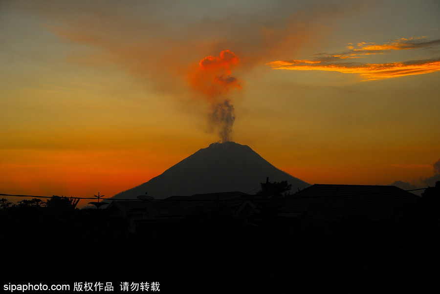 印尼錫納朋火山持續(xù)噴發(fā) 日暮時(shí)分火光沖天染紅天際