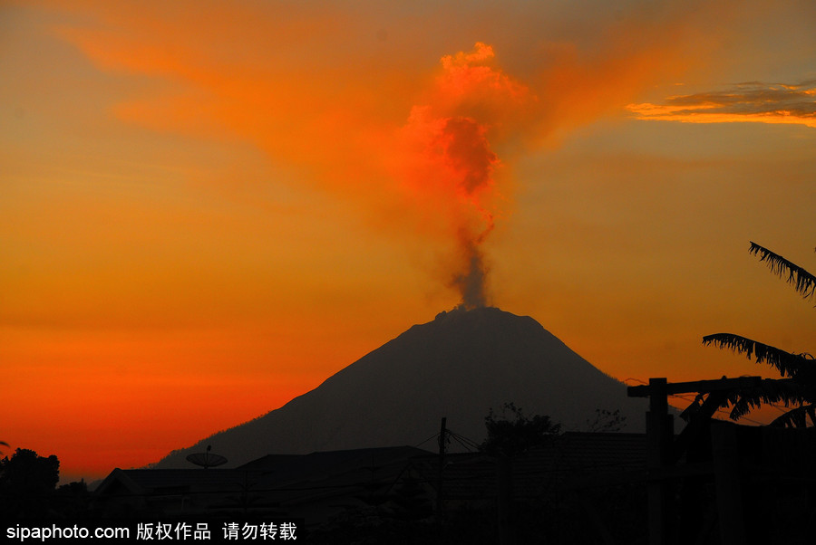 印尼錫納朋火山持續(xù)噴發(fā) 日暮時分火光沖天染紅天際