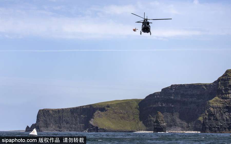 厲害了word哥！英國探險家乘坐直升機從25米高處飛躍莫赫懸崖